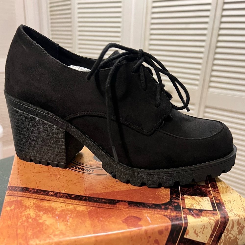 New In Box // UNR8ED Women’s Black Microsuede Keeper Oxfords - Size 8